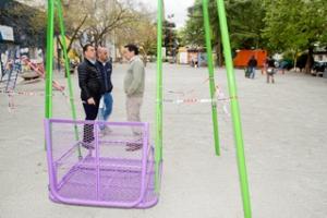 Colocación de juegos infantiles y arreglos en la Plaza Alsina